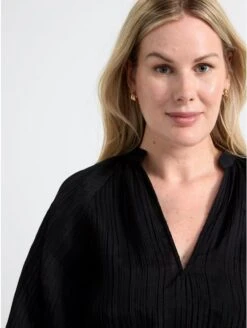 Lindex Femme - Robe Texturée à Manches Bouffantes - Black - Drest -Pas Cher Mode Séduisante Magasin black textured dress with puff sleeves 2