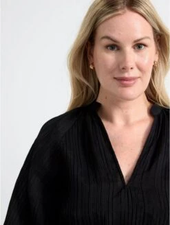 Lindex Femme - Robe Texturée à Manches Bouffantes - Black - Drest -Pas Cher Mode Séduisante Magasin black textured dress with puff sleeves 6