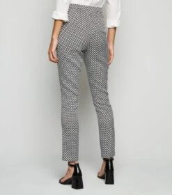 New Look Pantalon Slim Noir En Jacquard à Motif Géométrique - Drest -Pas Cher Mode Séduisante Magasin pantalon slim noir en jacquard C3A0 motif gC3A9omC3A9trique 2 scaled 1