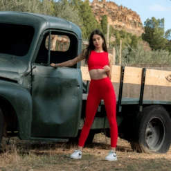 Guya Gang Femme - Pantalon De Yoga Ruche Rouge - Drest -Pas Cher Mode Séduisante Magasin yoga pants red hive 3 768x768 1